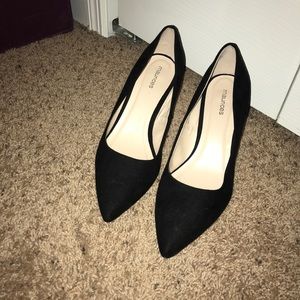 Suede black pointed toe pumps